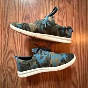Women’s Toms Camo Canvas Sneakers Size 7
